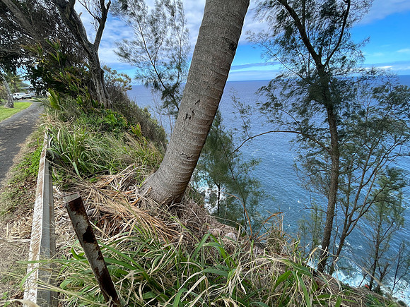 about 5 feet between guardrail and landslide